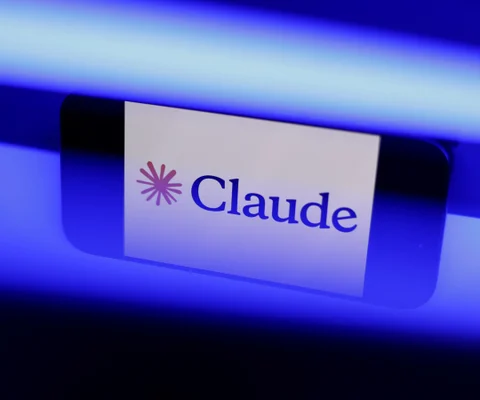 Logotipo corporativo de la empresa desarrolladora reflejado en un servidor de datos, ilustrando el modelo de IA Mythos de Anthropic.