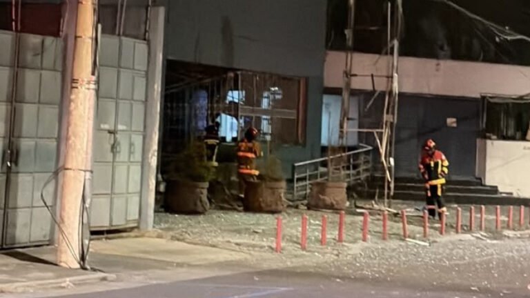 Policías resguardan la avenida Eloy Alfaro de Quito tras la explosión registrada en el sector La Pradera.
