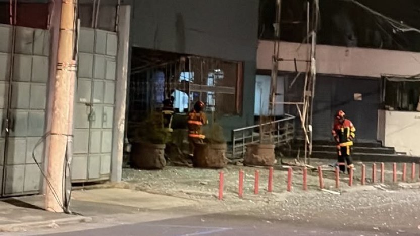 Policías resguardan la avenida Eloy Alfaro de Quito tras la explosión registrada en el sector La Pradera.