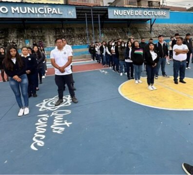 Estudiantes en el colegio municipal Nueve de Octubre de Quito durante el sorteo de cupos municipales 2026