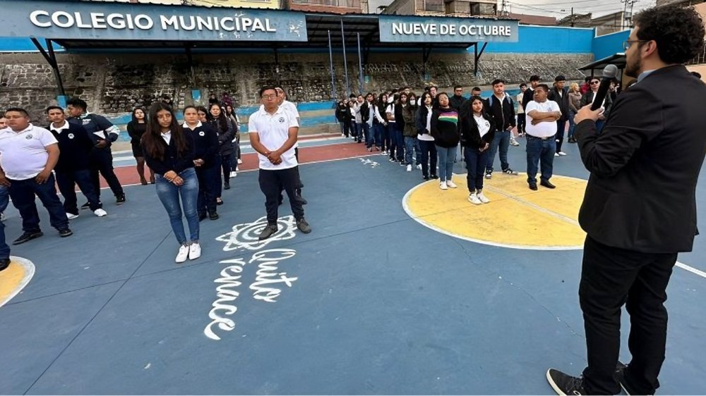 Estudiantes en el colegio municipal Nueve de Octubre de Quito durante el sorteo de cupos municipales 2026