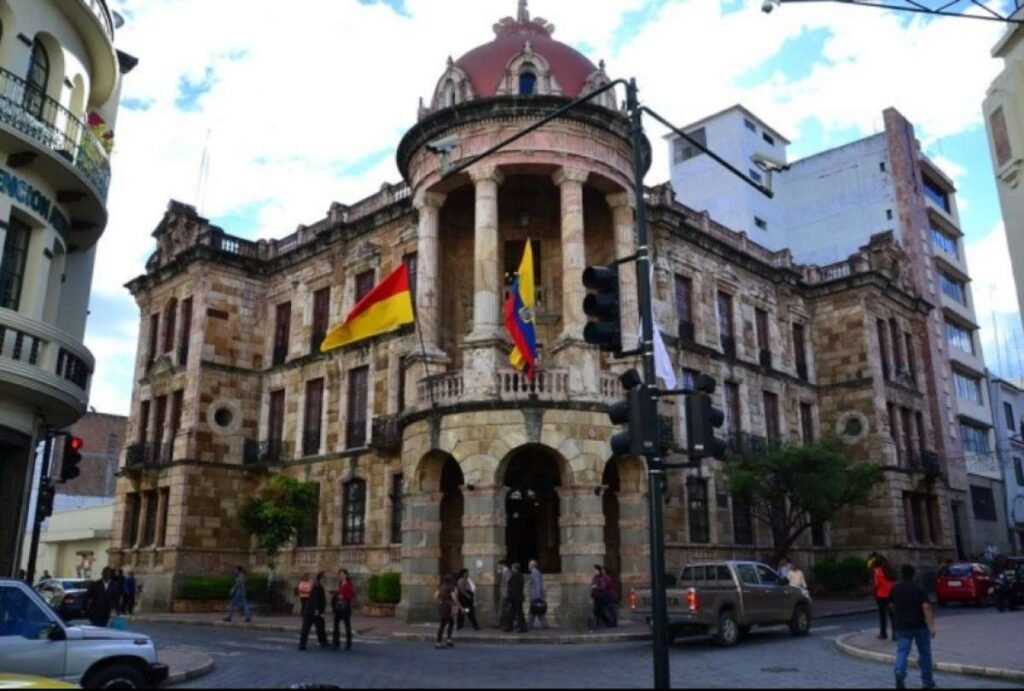Alcaldesa subrogante Marisol Peñaloza anuncia medidas de austeridad y suspensión de viajes internacionales en rueda de prensa del Municipio de Cuenca