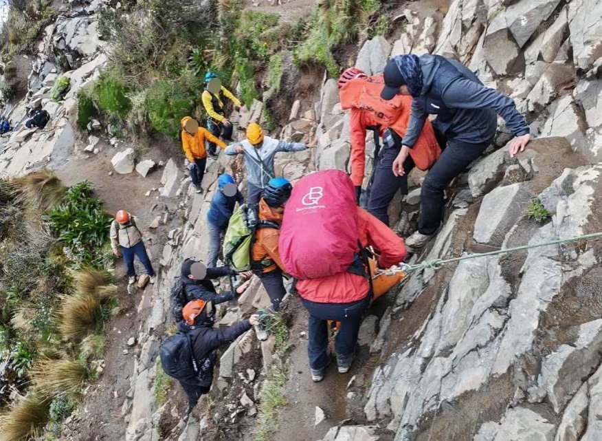 Bomberos de Quito durante el rescate en el Rucu Pichincha tras caída de 200 metros