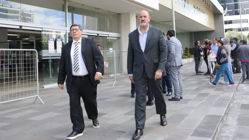 Abogados del alcalde Aquiles Alvarez asistieron al testimonio anticipado del testigo protegido del caso Goleada en el Complejo Judicial Norte de Quito. Foto: API / Rolando Enríquez