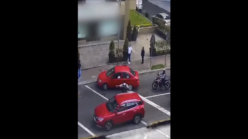 Vehículo rojo interceptado por la Policía durante la alerta por un presunto secuestro en Quito.