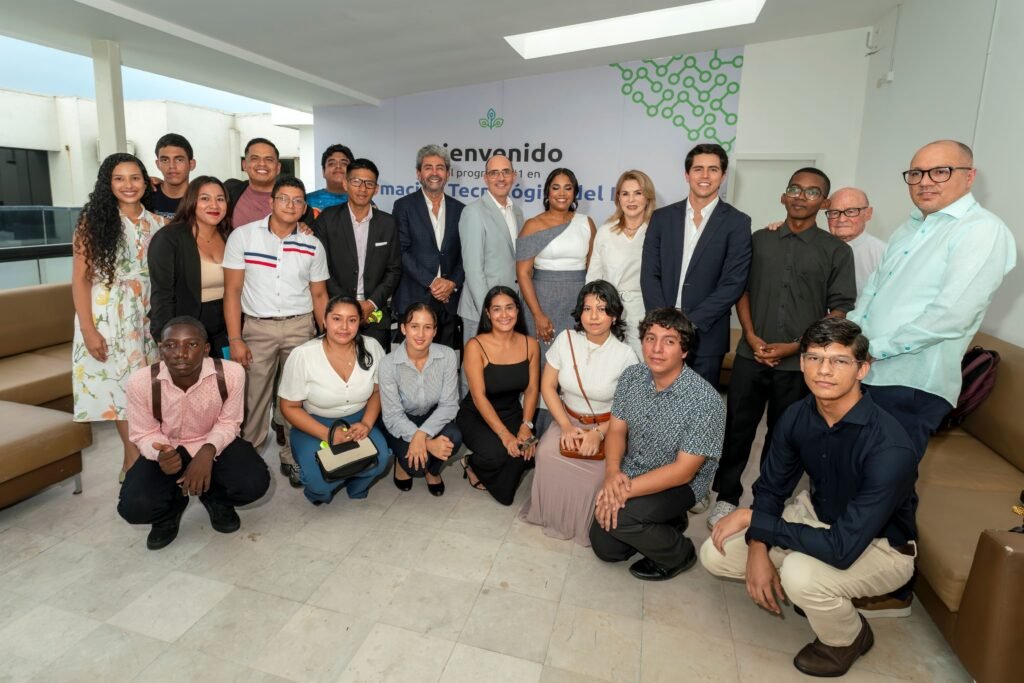 Estudiantes guayaquileños en computadoras durante una clase de programación en las aulas del Tecnológico Humane.