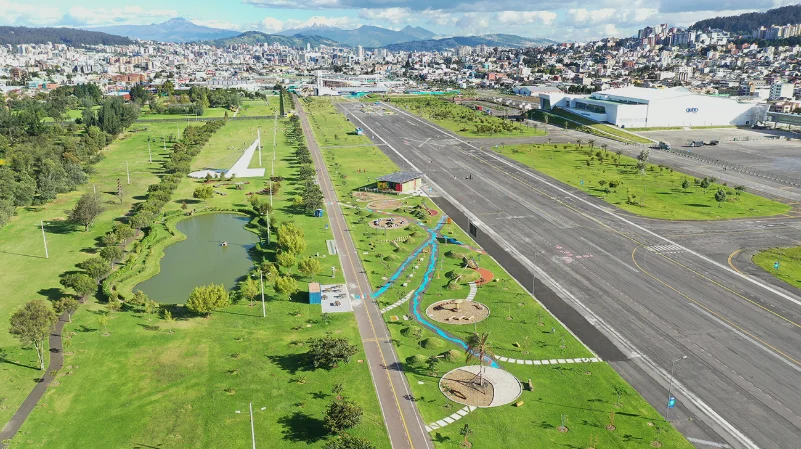Vista aérea del Parque Bicentenario en Quito con señalización de las nuevas vías proyectadas y zonas verdes delimitadas