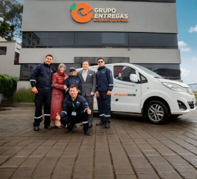 Equipo de Grupo Entregas junto a flota eléctrica sostenible frente a oficina matriz en Quito, Ecuador