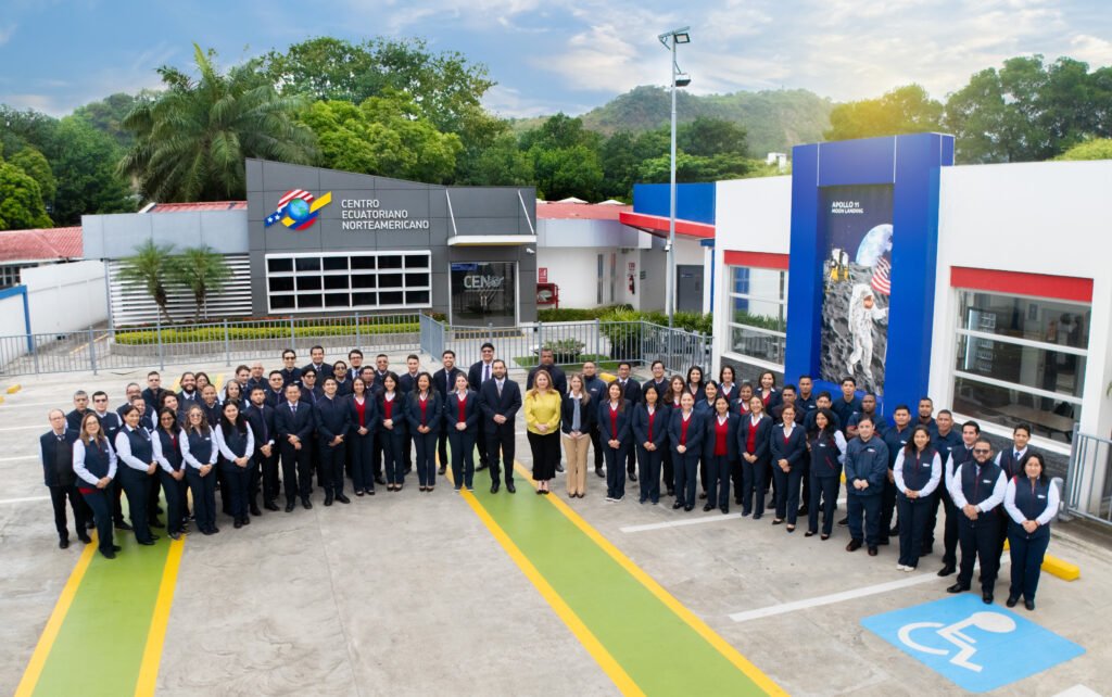 Estudiantes y directivos del Centro Ecuatoriano Norteamericano celebrando 75 años de enseñanza del inglés en Ecuador