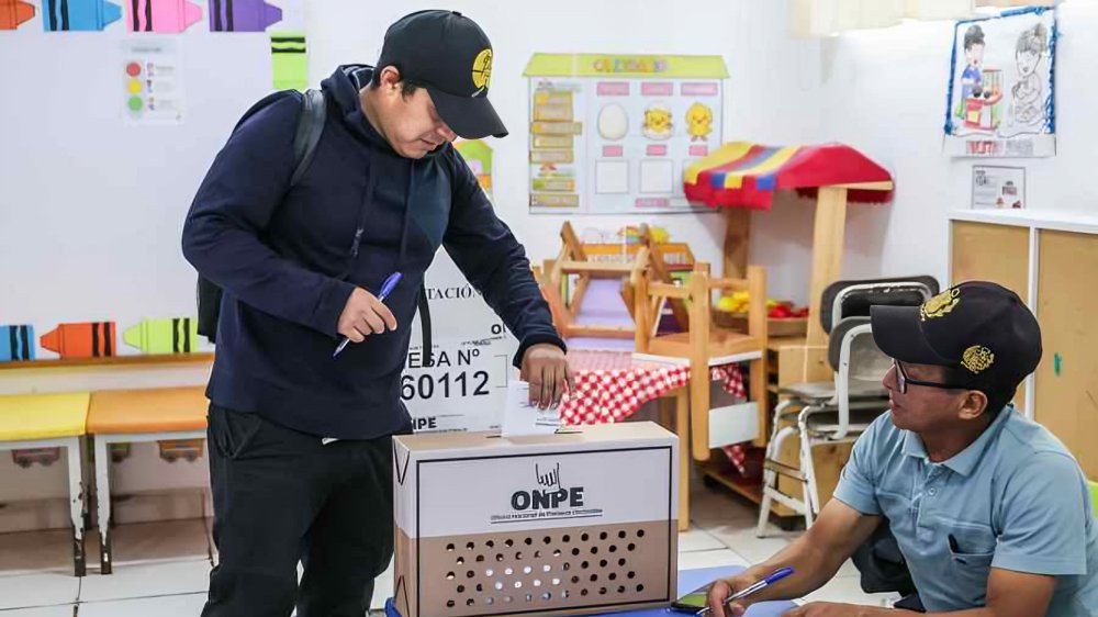 Votantes en centro electoral de Lima durante las elecciones presidenciales de segunda vuelta en Perú 2026