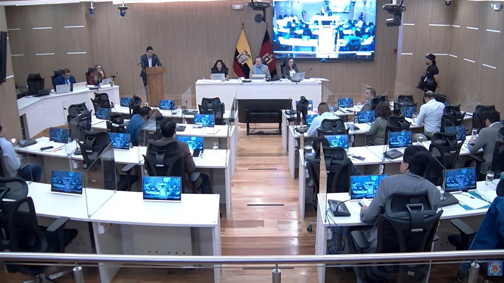 Concejo Metropolitano de Quito en sesión del 23 de junio de 2026 durante debate sobre emergencia vial en Quito