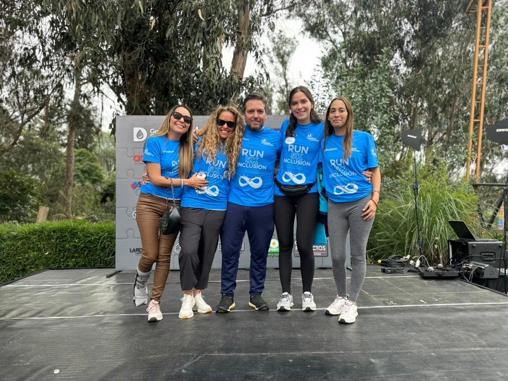 Participantes corriendo en la Run 5K Inclusión en Quito, evento deportivo por la inclusión y apoyo a niños con autismo