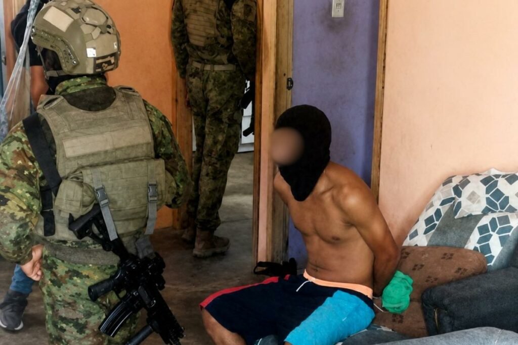 Militares participan en la captura de presuntos integrantes de Los Lobos durante un operativo realizado en El Carmen, Manabí.