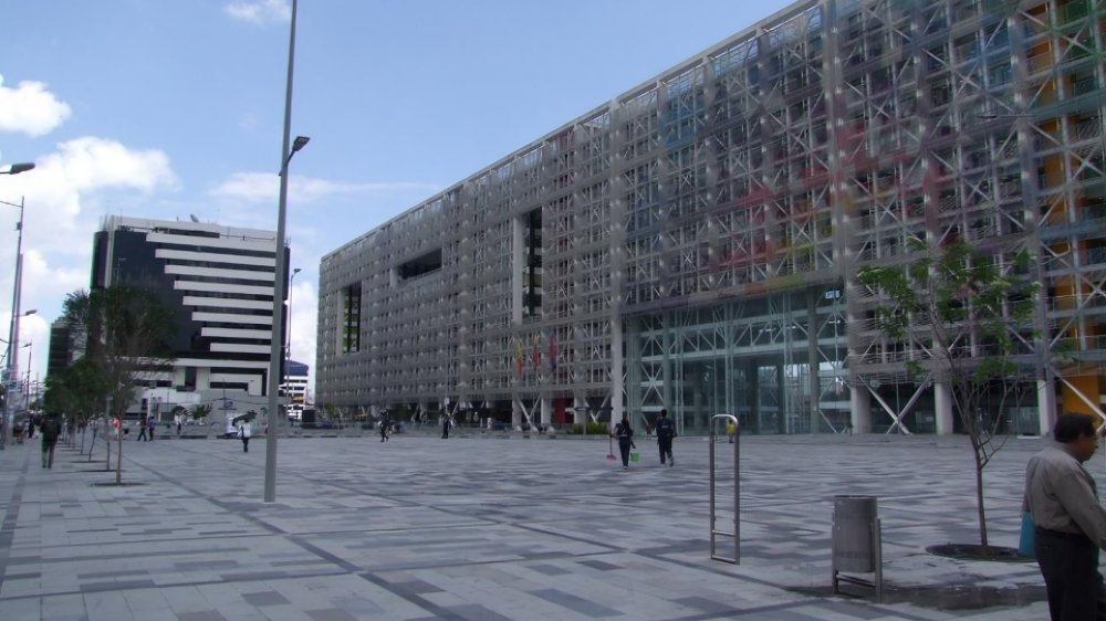 Fachada de la Plataforma Gubernamental de Gestión Financiera en Quito, sede de ministerios afectados por la fusión de ministerios en Ecuador 2026