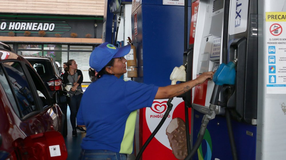 Gasolinera en Quito con surtidores de gasolina extra y diésel, precio gasolina y diésel Ecuador junio 2026