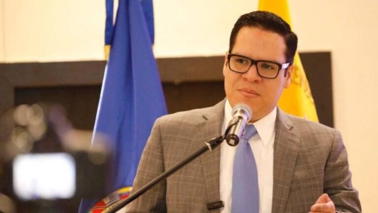 José Julio Neira durante una declaración sobre el hackeo de sus cuentas oficiales y las medidas de ciberseguridad adoptadas.