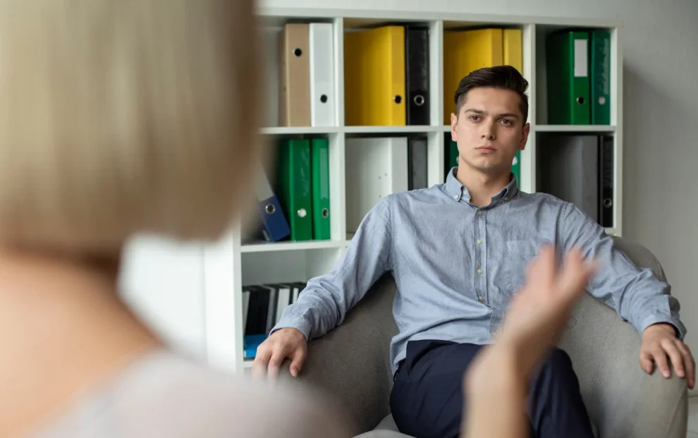 la concientización sobre la salud mental masculina durante el mes de junio, con símbolos de apoyo y bienestar emocional