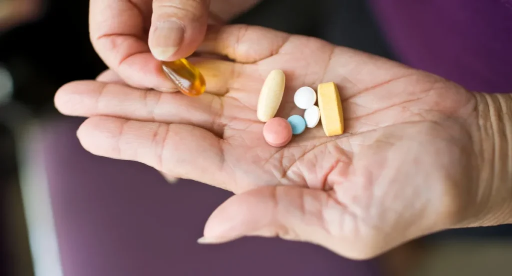 Representación gráfica de la nueva empresa estatal de medicamentos en Ecuador con símbolos del sector salud y economía