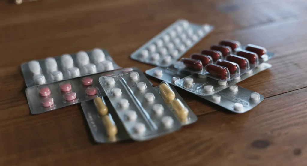 Proceso formal de compra de medicamentos con control de calidad y supervisión sanitaria en un centro de abastecimiento público