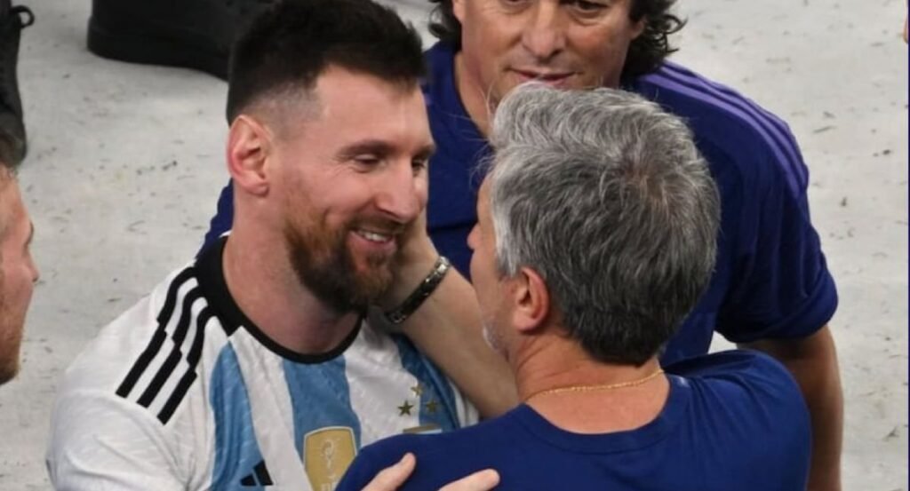 Lionel Messi con la camiseta de Argentina, con expresión emocionada, tras marcar un gol en el Mundial