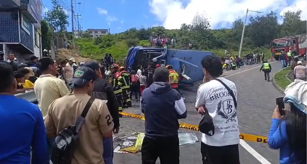 Accidente de bus en Caupicho tras vuelco de unidad de transporte público en Quito.