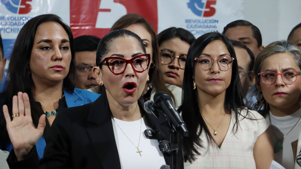 Luisa González en rueda de prensa candidatura Prefectura de Manabí movimiento Amigo 2026