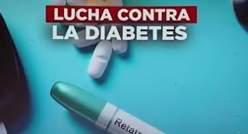 Medicamento Retatrutide para el control de peso junto a Ozempic sobre fondo clínico blanco
