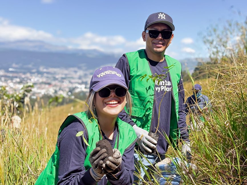 ChevyPlan lidera la siembra de árboles nativos en el Ilaló con 350 especies. Conoce su impacto ambiental y compromiso sostenible en Ecuador