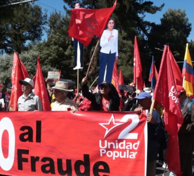 Militantes de Unidad Popular marchando en Quito durante proceso de elecciones seccionales CNE partidos políticos Ecuador 2026.