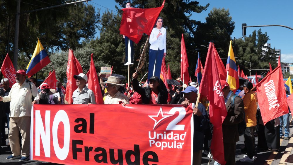 Militantes de Unidad Popular marchando en Quito durante proceso de elecciones seccionales CNE partidos políticos Ecuador 2026.