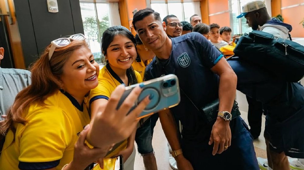 Alan Franco tomándose selfies con hinchas de Ecuador en Columbus, Mundial 2026