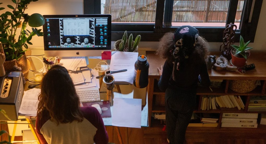 Mujer realizando teletrabajo sola en casa, ilustrando la relación entre teletrabajo, ansiedad y depresión