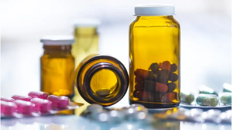 Personal farmacéutico revisa inventario de medicinas en una bodega, fotografía del Ministerio de Salud Pública de Ecuador