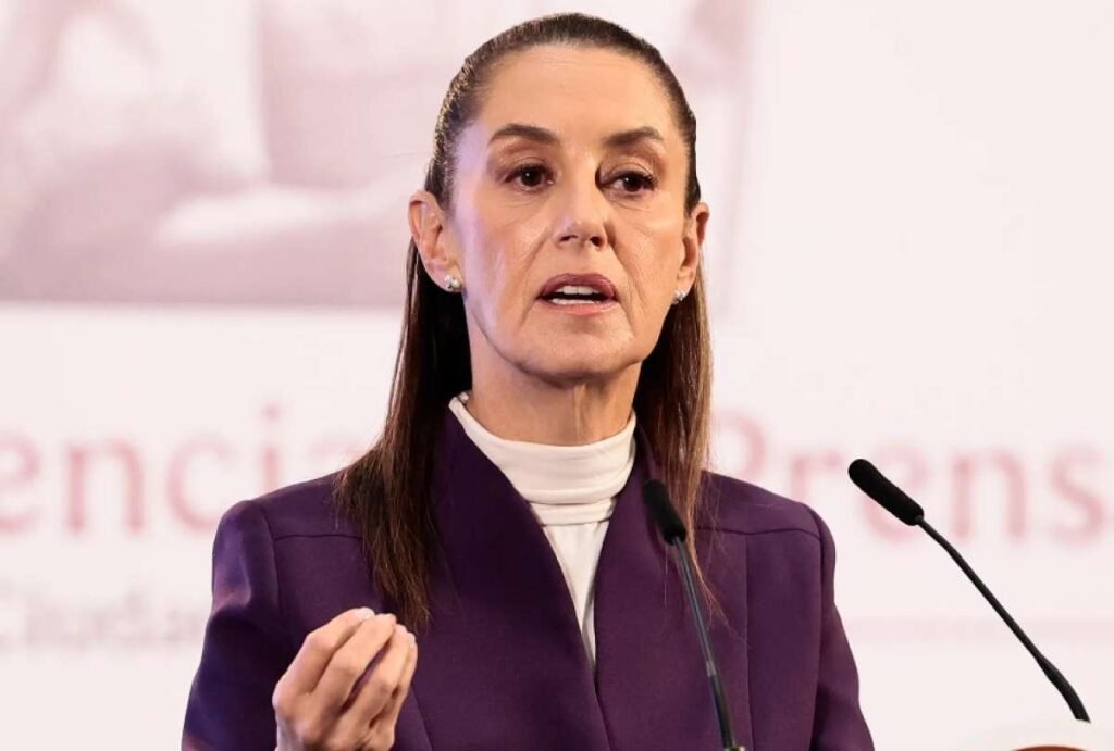 La presidenta de México Claudia Sheinbaum no acude a la inauguración de la Copa Mundial, observa el partido desde un centro deportivo comunitario
