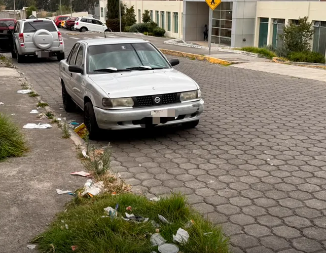 Vista de acumulación de basura en calles cercanas al Centro de Salud de Latacunga, sector Nintinacazo