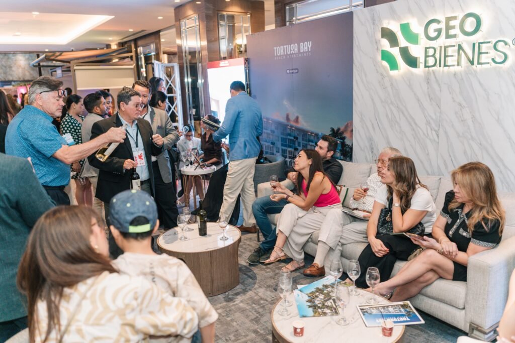 Visitantes recorren la Expo Cata Inmobiliaria 2026 con proyectos inmobiliarios de Ecuador y Florida.