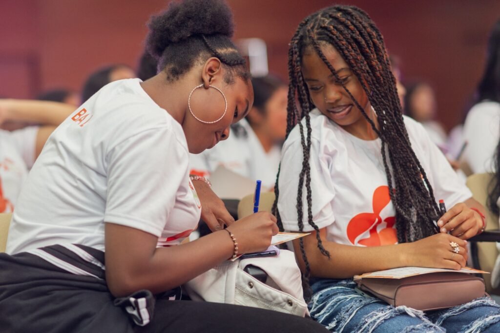 Jóvenes beneficiarias participando en los talleres de autoestima y empoderamiento femenino en Latinoamérica de Yanbal.