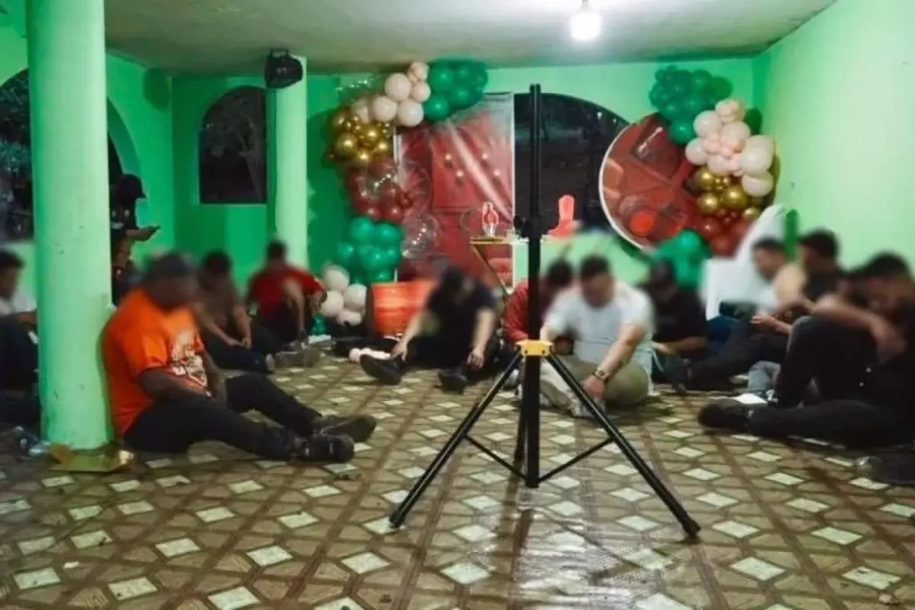 Operativo policial durante la narcofiesta en Guayaquil que dejó 43 detenidos y armas decomisadas.