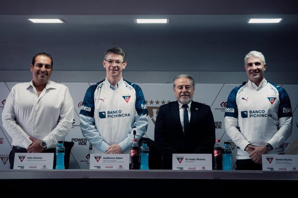 Directivos de Arca Continental, Coca-Cola Ecuador y Liga Deportiva Universitaria en firma de alianza deportiva, Quito 2026