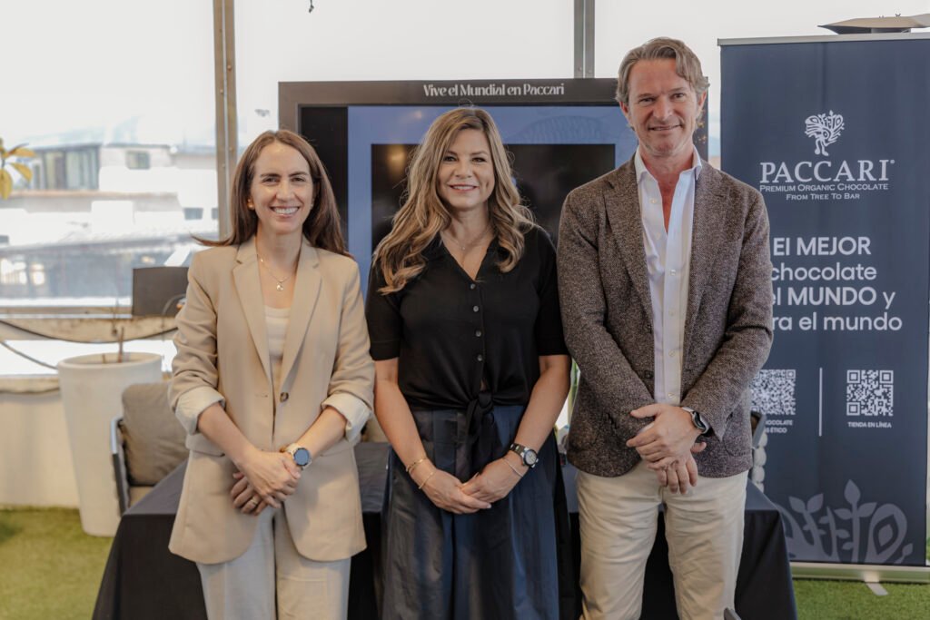 Ejecutivos de LATAM Airlines Ecuador y Paccari durante el anuncio de alianza para distribuir chocolate ecuatoriano en vuelos internacionales