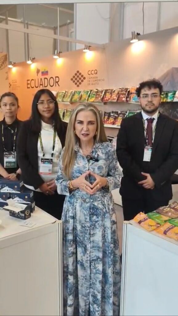 Empresarios ecuatorianos exhibiendo muestras de chocolate y frutas deshidratadas durante la promoción de la oferta ecuatoriana en FOOD TAIPEI 2026.