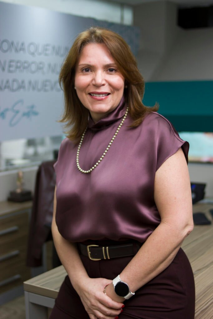 Retrato oficial de Kyra Arcia Marcano, Vicepresidenta de Brand Experience de Banco Bolivariano, sonriendo en un entorno corporativo.