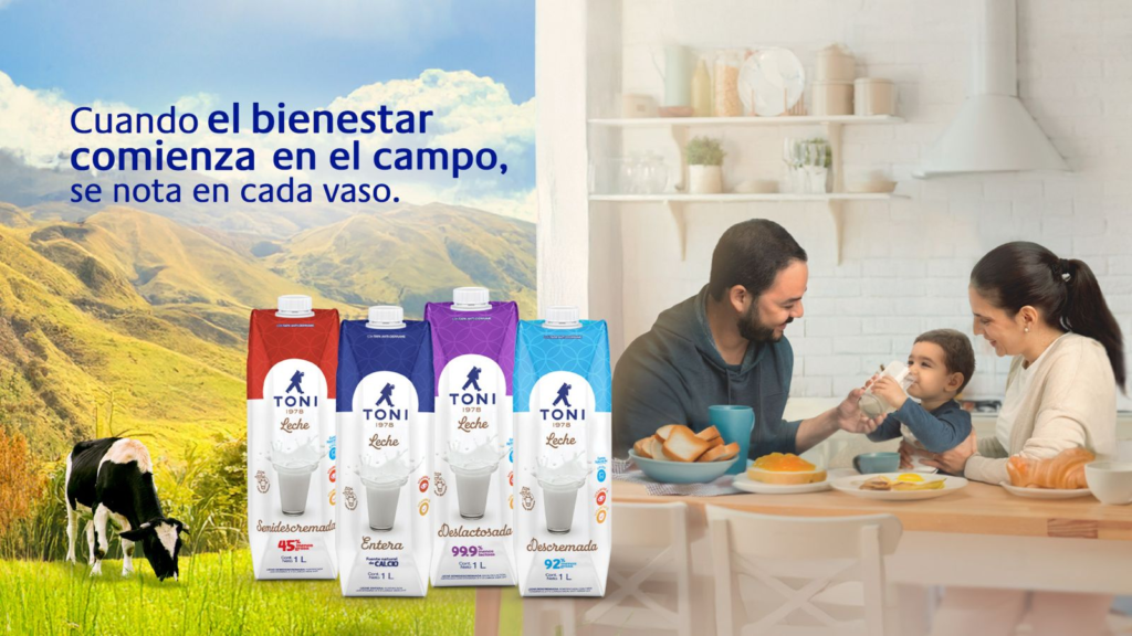 Vaso de leche TONI fresco, rodeado de productos lácteos y paisaje de ganadería sostenible en Ecuador