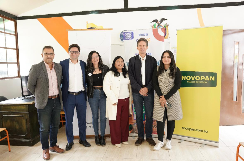 Trabajadores de Novopan entregan tableros laminados para mejorar espacios educativos en comunidades de Pifo