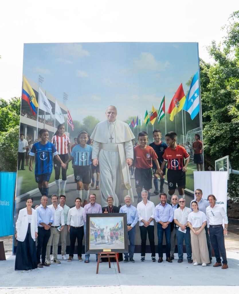 Directivos deportivos inaugurando un mural artístico durante la consolidación de la alianza internacional del Atlético de Madrid en Guayaquil.
