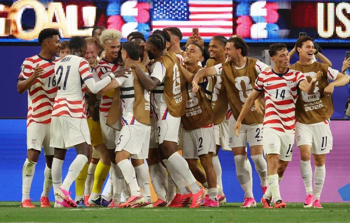 Jugadores de Estados Unidos celebran tras marcar el cuarto gol en la victoria por 4-1 ante Paraguay en su debut mundialista Etiquetas: Estados Unidos, Paraguay, 4-1, debut mundialista
