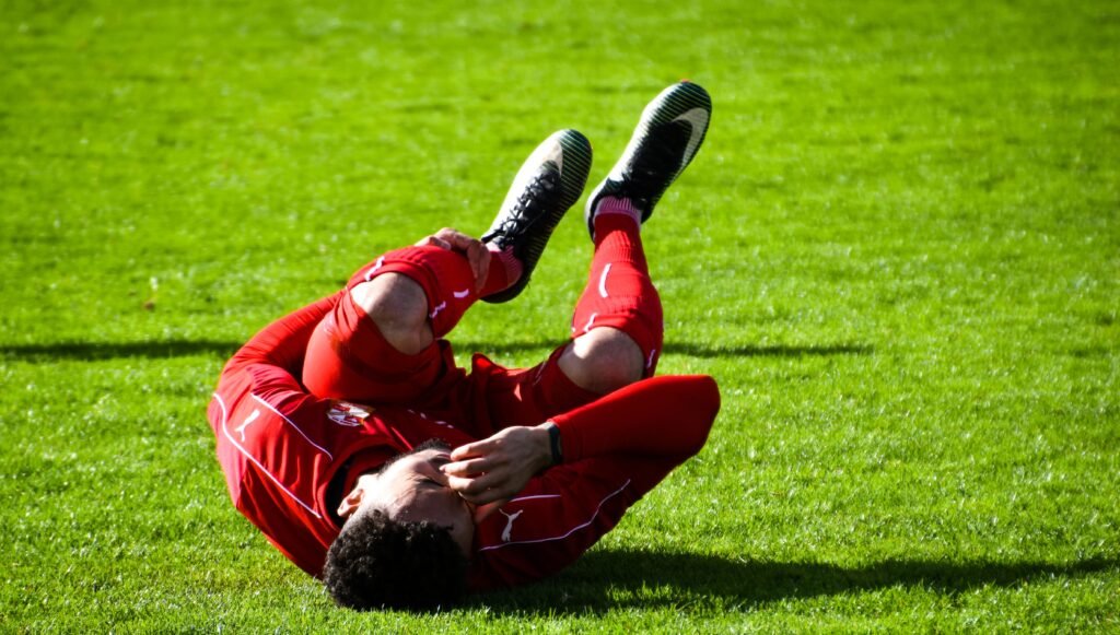 Las lesiones más frecuentes en futbolistas afectan isquiotibiales, rodilla y tobillo. Descubre los mejores tratamientos fisioterapéuticos para recuperarte.