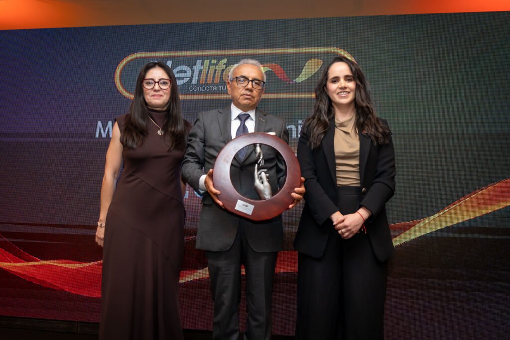 atricia Paz, Francisco Balarezo y Fernanda Vásconez durante la presentación de la Memoria de Sostenibilidad de Netlife