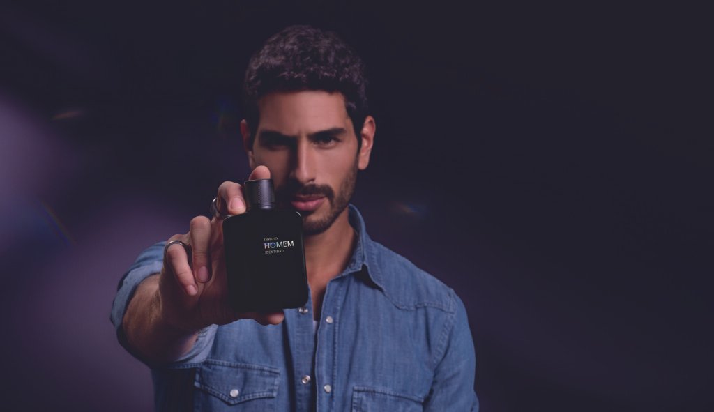 Frasco de la nueva fragancia Homem Identidad, exhibiendo la expansión del portafolio de perfumería masculina de Natura.