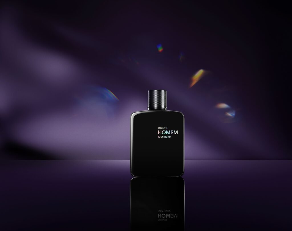 Frasco de la nueva fragancia Homem Identidad, exhibiendo la expansión del portafolio de perfumería masculina de Natura.